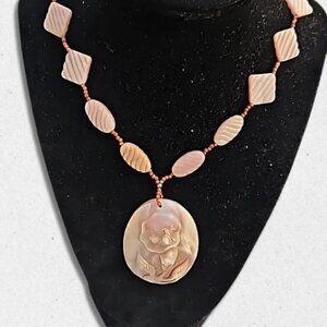 Mother of Pearl Shell Beads Necklace Hand-Carved Flower Pendant White/Beige OS